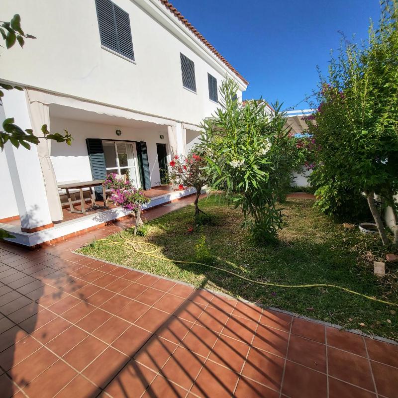 Casa amplia adosada al lado de la playa Images