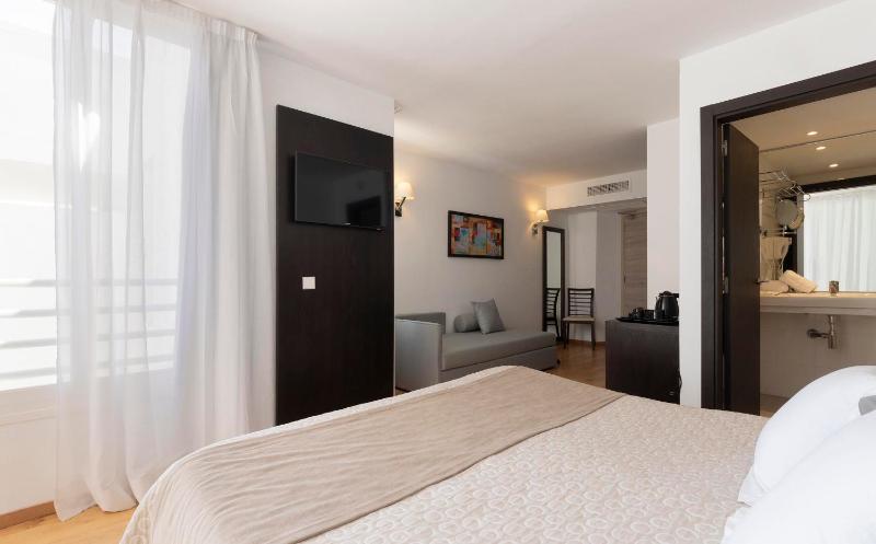 Triple Room with Sea View (3 adults) image 4