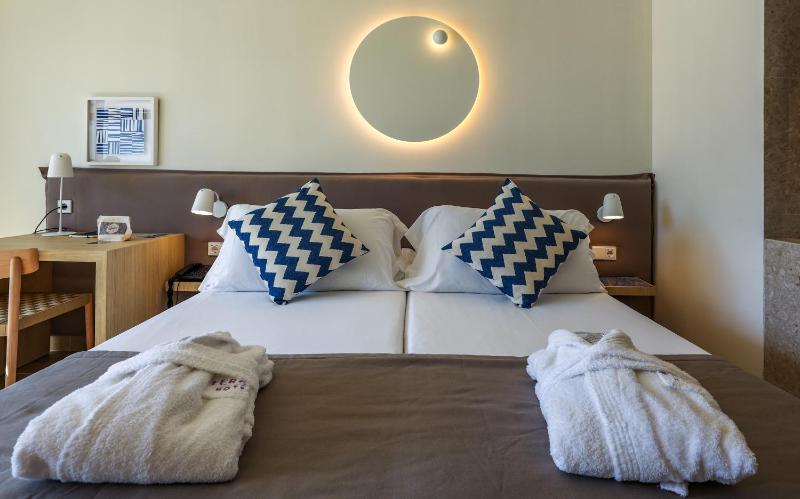 Double Room with Terrace image 4