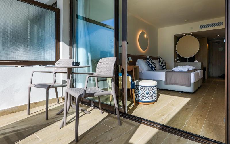 Double Room with Terrace image 3