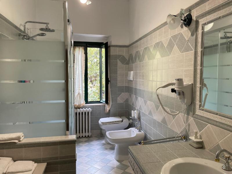 Apartment with Shower image 4