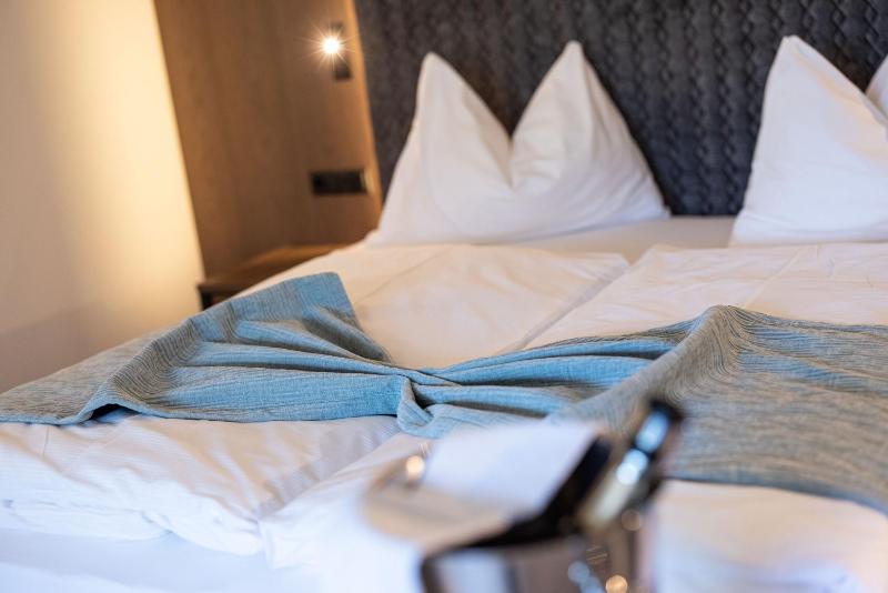 Deluxe Double Room with Pool View with Balcony image 4