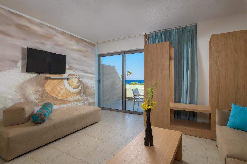 Superior Family Room with Sea View image 3