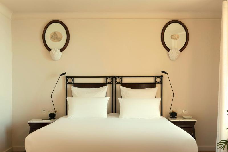 Deluxe Room with Sea View image 3