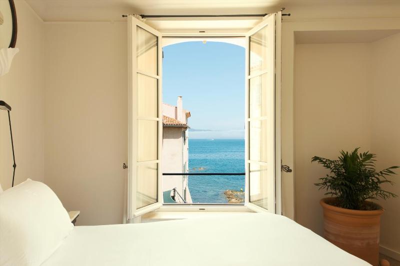 Deluxe Room with Sea View image 1
