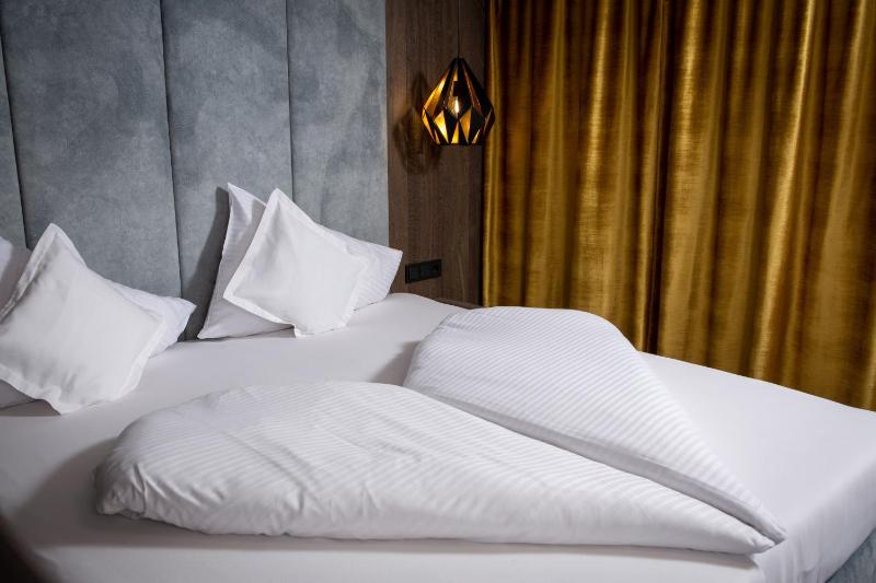 Deluxe Double Room image 3