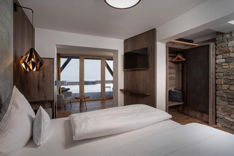 Junior Suite with Terrace image 3