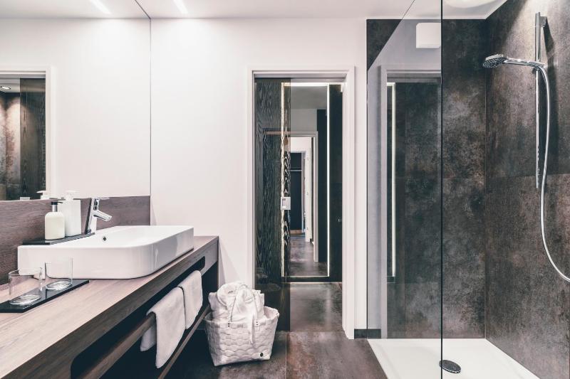 Junior Suite with Balcony image 4