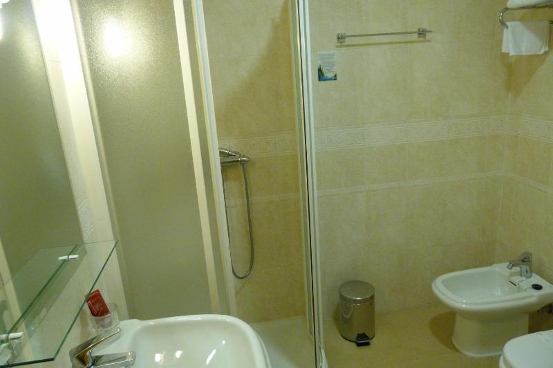 Standard Triple Room image 4