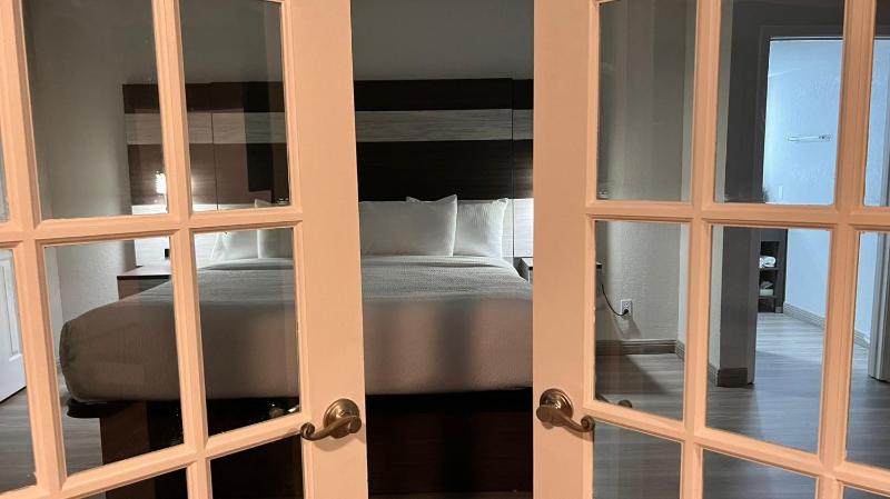 One-Bedroom King Suite - Non-Smoking image 3