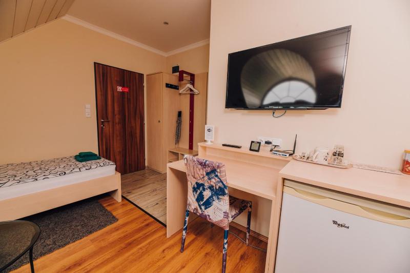Economy Twin Room image 2