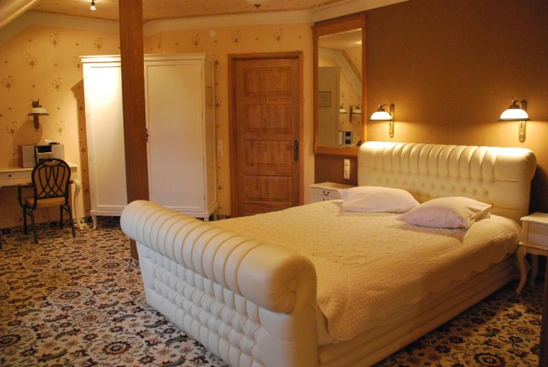 Double Room with large double bed image 3