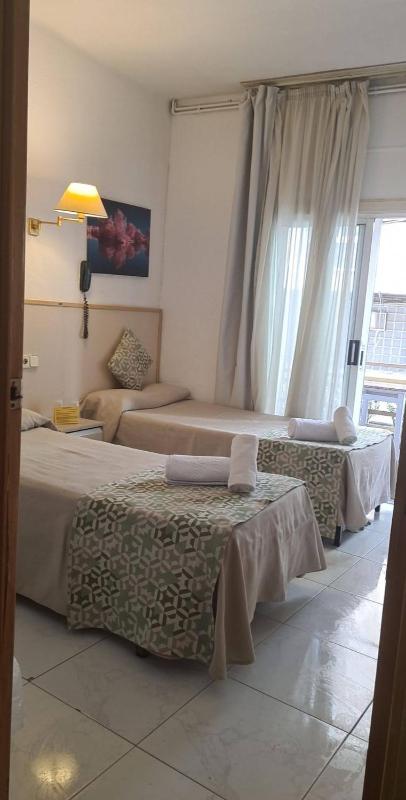 Double or Twin Room with Balcony and Shared Bathroom image 3