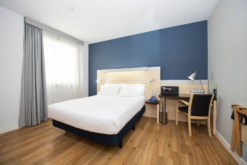 Standard Queen Room - Disability Access image 2