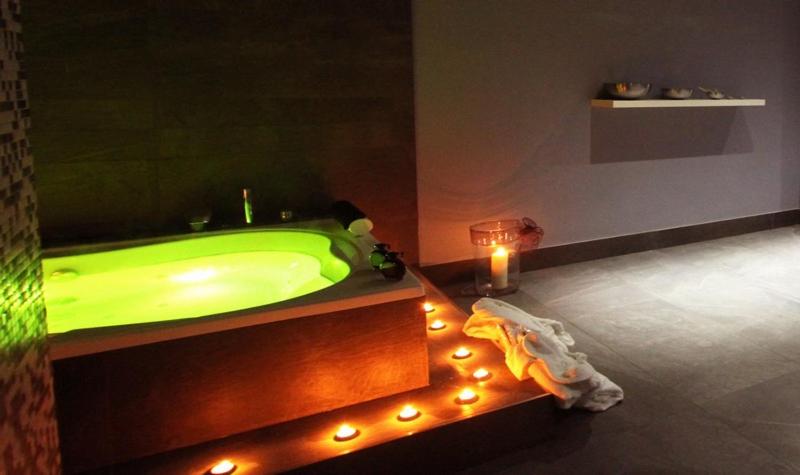 Double or Twin Room with Spa Access image 2
