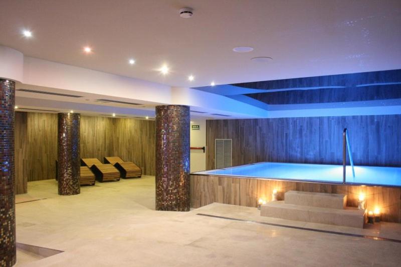 Double Room with Spa Access image 2