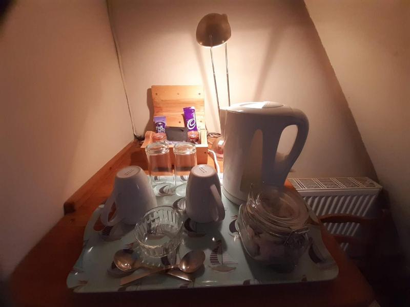 Standard Twin Room image 4