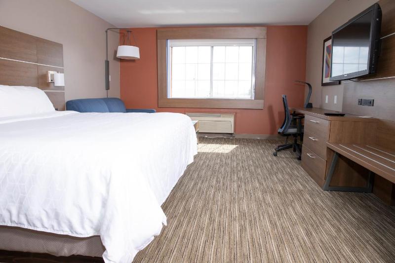 Standard King Room image 2