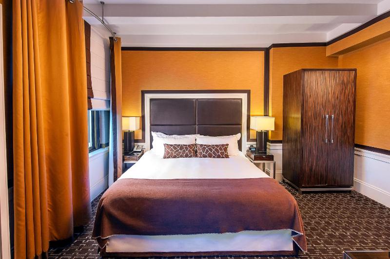 Deluxe King Room image 2