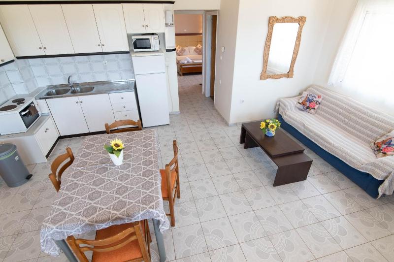 Superior Two-Bedroom Apartment with Sea View image 4