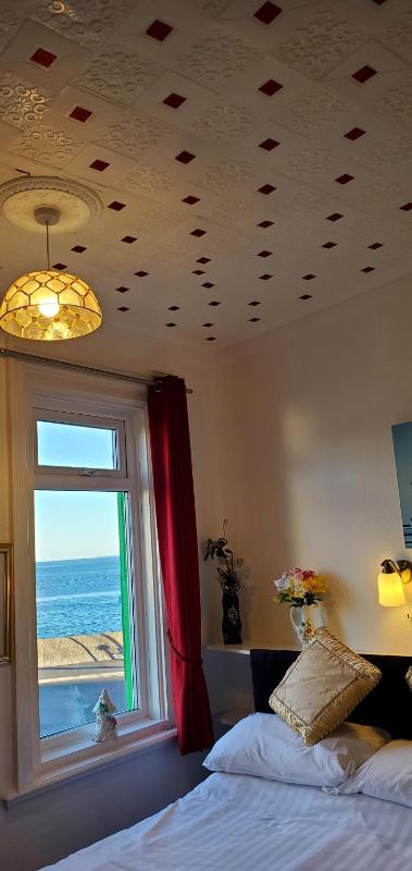 Double Room with Sea View image 3