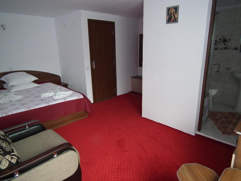 Deluxe Room (2 Adults + 1 Child) image 3