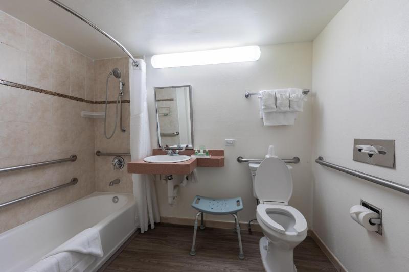 Double Room with Two Double Beds - Disability Access/Non-Smoking image 3