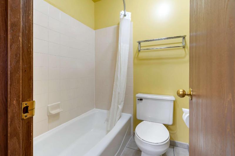 King Room with Bath Tub - Disability Access/Non-Smoking image 2