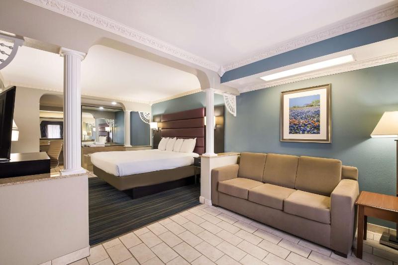 Oversized King Suite image 4
