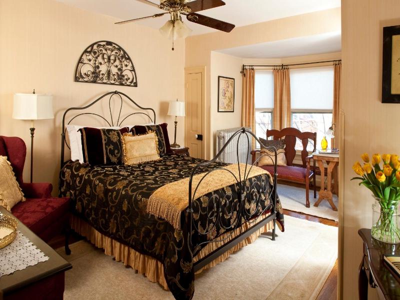 Standard Queen Room image 3