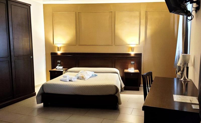 Budget Double Room image 4
