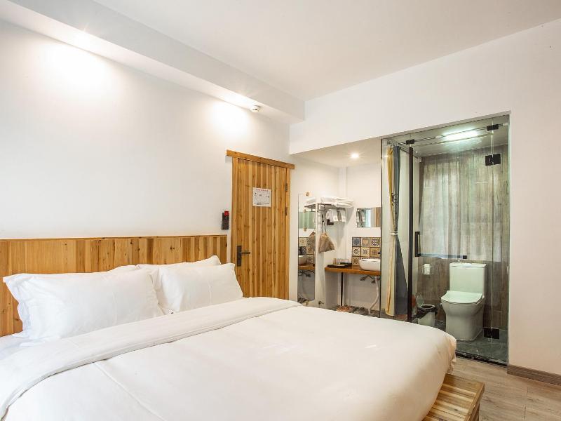 Standard Queen Room image 1