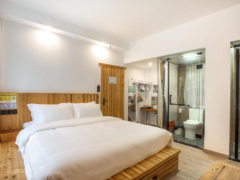 Standard Queen Room image 4