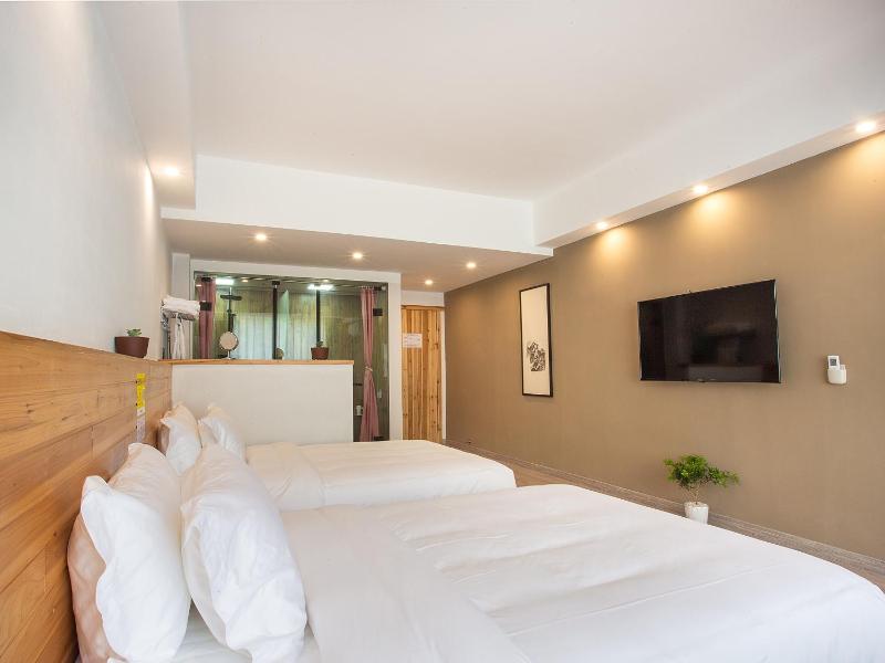 Standard Twin Room image 3