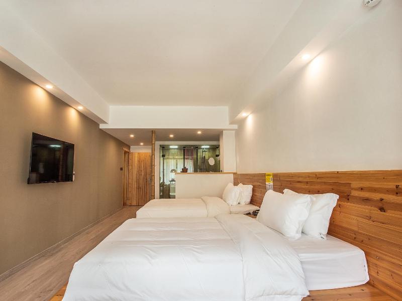 Deluxe Twin Room image 2