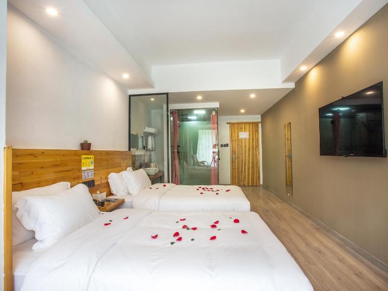 Superior Twin Room - fairies image 4