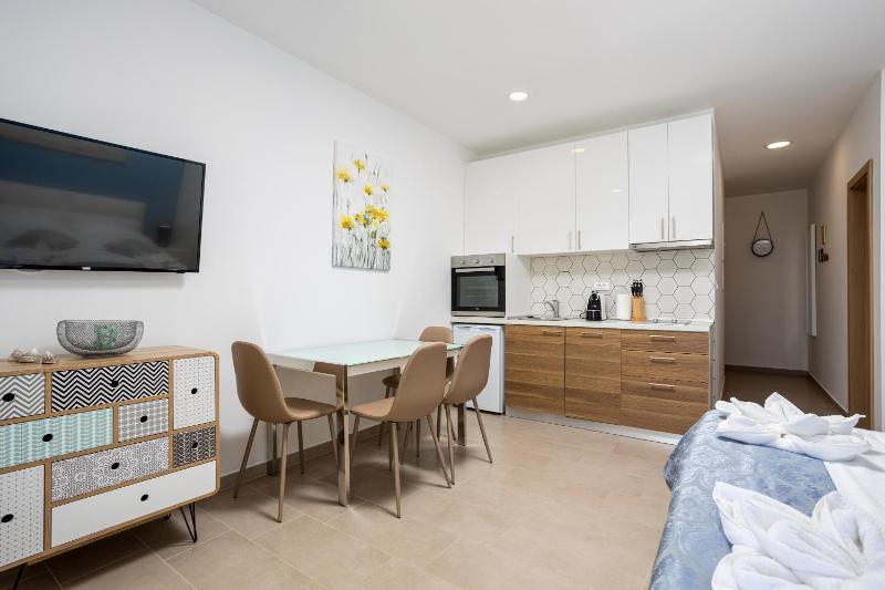 Studio Apartment with Sea View image 4