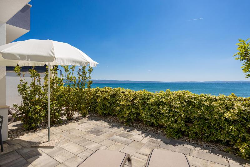 Studio Apartment with Sea View image 2