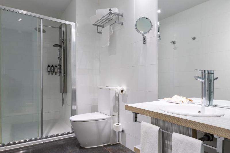 Sextuple Room (6 Adults) image 3