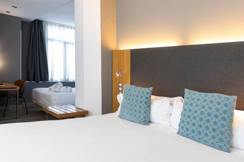 Sextuple Room (6 Adults) image 1