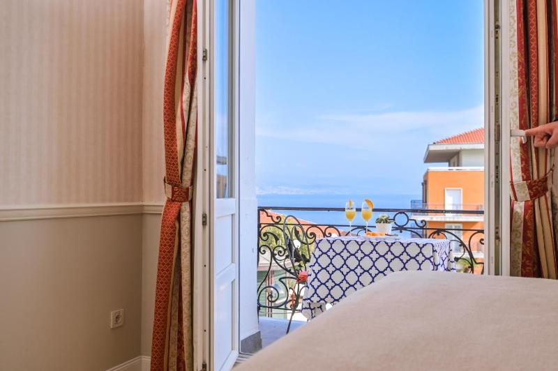 Family Room with Balcony and Sea View image 3