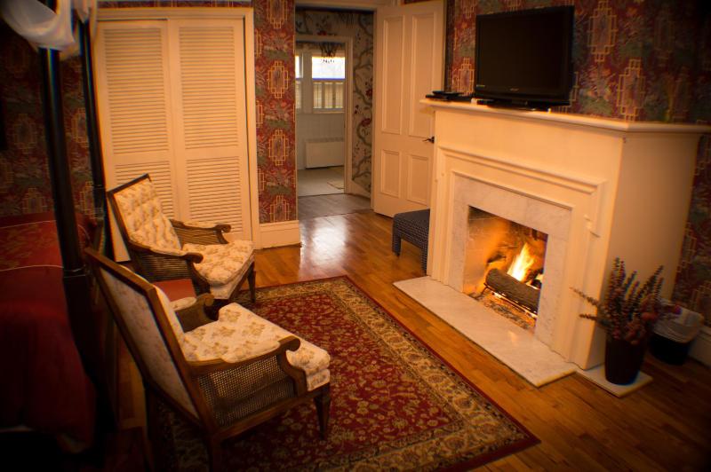 Queen Room - Disability Access image 3