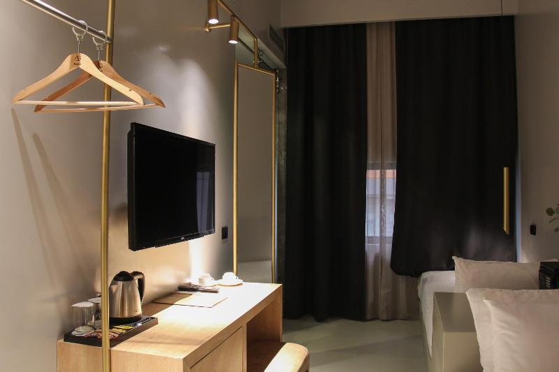 Standard Twin Room image 4