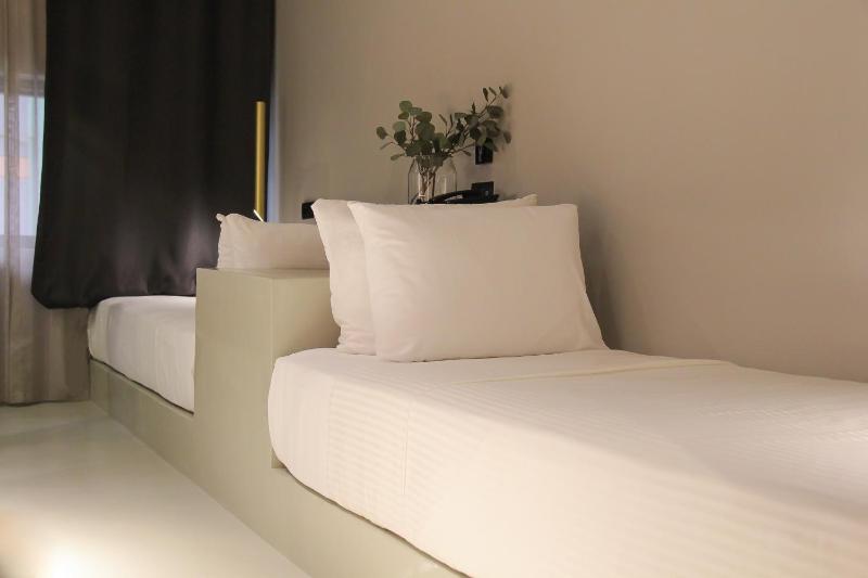 Standard Twin Room image 3