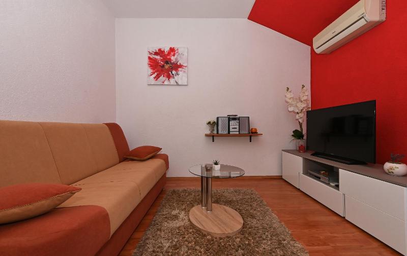 One-Bedroom Apartment with Sea View image 4