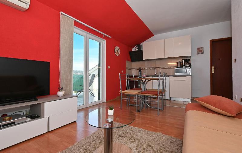 One-Bedroom Apartment with Sea View image 3