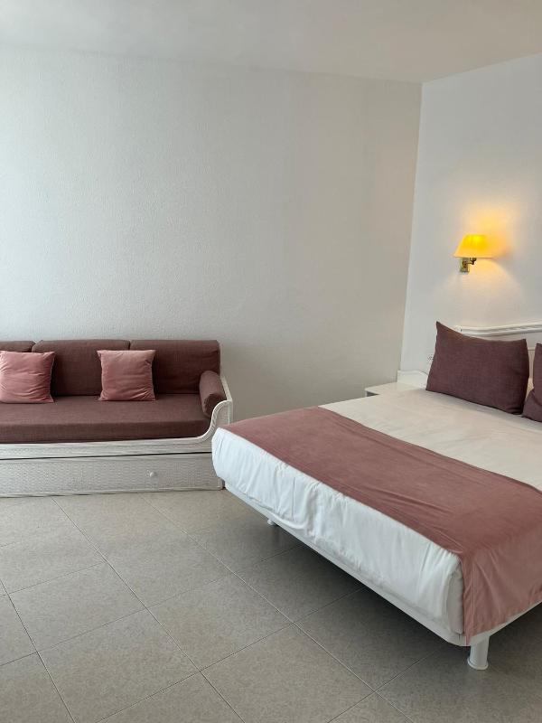 Classic Double Room with lateral sea view and balcony  image 4
