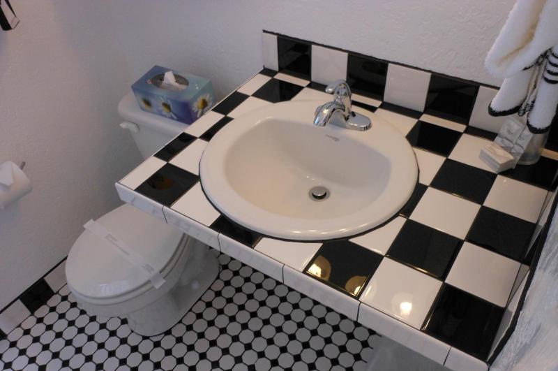Standard Queen Room image 3