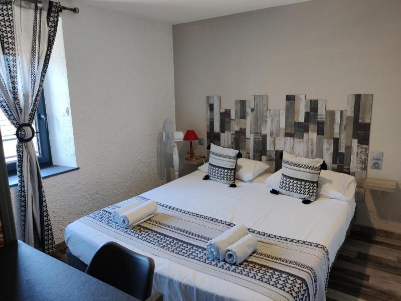 Deluxe Double Room with Bath image 4