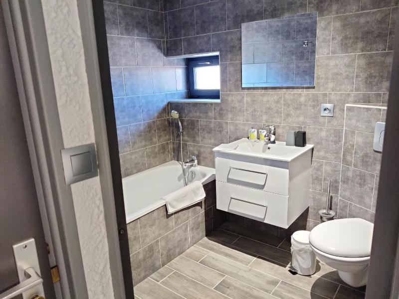 Deluxe Double Room with Bath image 3